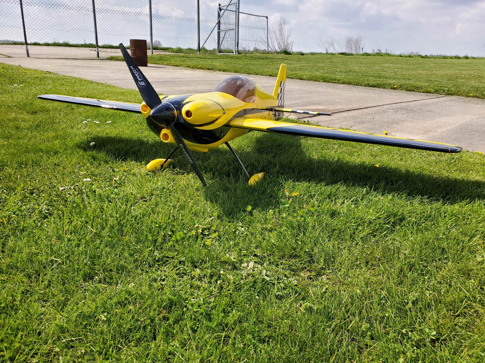 Modellflugzeug auf dem Flugplatz Leipzig-Holzhausen