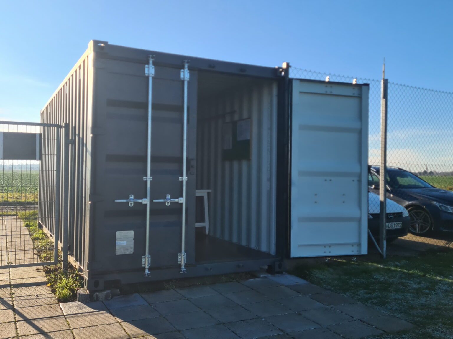 Arbeiten am neuen Vereinscontainer des Modellflugverein Leipzig-Holzhausen